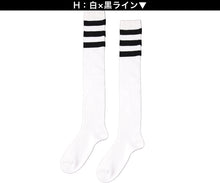 画像をギャラリービューアに読み込む, 靴下 くつした レディース ライン入り オーバーニーソックス アウトレット 22 23 24 25cm ニーハイ ソックス ライン くつ下 緑 オレンジ 紫 黒 白 赤 青 ブルー カラフル カラー (在庫限り)