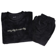 画像をギャラリービューアに読み込む, パジャマ レディース 秋 冬 かわいい 丸首 長袖 M-L ベロア やわらかい シンプル ストレッチ 薄手 上下 シャギー ルームウエア 無地 婦人 ピンク 黒 紺 ベージュ 水色 グレー