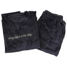 画像をギャラリービューアに読み込む, パジャマ レディース 秋 冬 かわいい 丸首 長袖 M-L ベロア やわらかい シンプル ストレッチ 薄手 上下 シャギー ルームウエア 無地 婦人 ピンク 黒 紺 ベージュ 水色 グレー