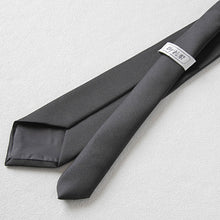 画像をギャラリービューアに読み込む, ネクタイ 黒 無地 スーツ 葬式用 織柄なし 光沢と艶は控えめ 喪服 結婚式 法事 お通夜 慶事 セレモニースタイル 葬儀屋 納骨 お別れの会 マナー 礼服 フリー