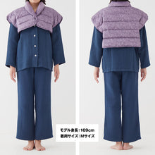 画像をギャラリービューアに読み込む, グンゼ レディース 羽織 ボレロ ダウン S M L 室内 防寒 あったか 軽量 上着 ルームウェア 部屋着 婦人 女性 秋冬 在宅 テレワーク 冷え対策 節電 家庭用 リラックス 襟付き ボア 中わた 保温 暖房対策 寝冷え 肩掛け シンプル ナイトウェア 冬物 (送料無料) (在庫限り)