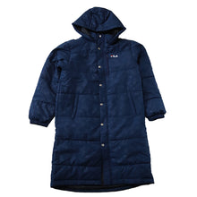 画像をギャラリービューアに読み込む, ベンチコート レディース おしゃれ FILA M～LL (中綿コート スポーツウエア フィラ 花柄 エンボス 暖かい 女性 冬 フード付き ハーフ 防寒着 コート) (送料無料) (在庫限り)
